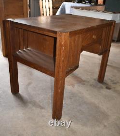 Antique Arts & Crafts Mission Style Oak Kneehole Desk