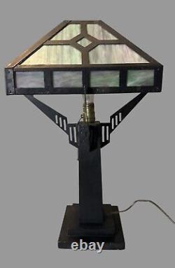 Mission Arts & Crafts Style Metal Framed Slag Glass Table Lamp w Oak Base