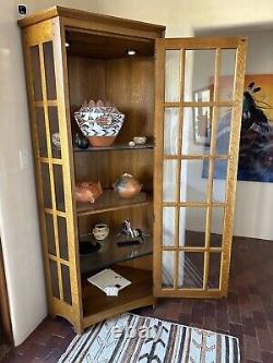 Stickley Angled Oak Corner Cabinet With Lights 89-1719