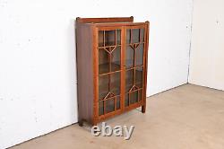Stickley Brothers Style Mission Oak Arts and Crafts Bookcase, Circa 1910